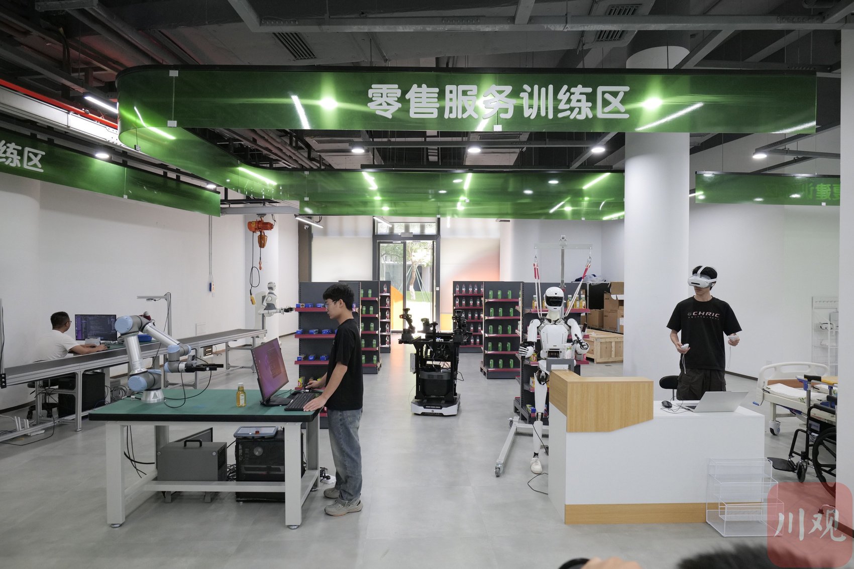 训练场室内全景，五大实景训练区同步开展机器人各类测试。