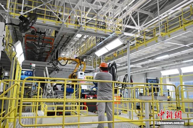 图为工人正在焊装车间工作。中新社记者 韩苏原 摄